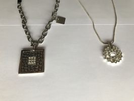 2 colliers en métal argenté 