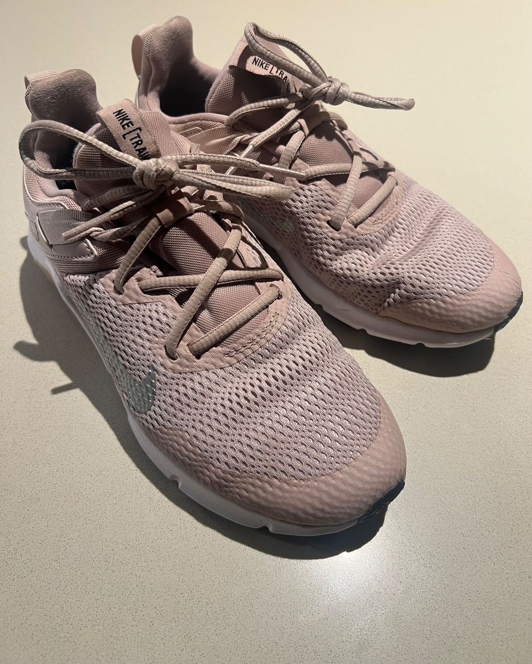 Nike Scarpe da donna: Nike Trainingschuh 37.5 – Usato da Luzern venduto da sr.luzern