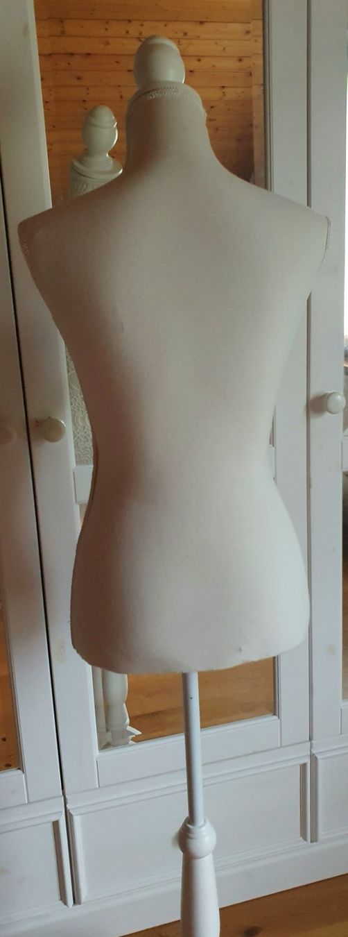 Allestimento di negozi e stand fieristici: Edle Schneiderpuppe mit Spitze in crème – Usato da Reitnau venduto da Sirona28 1