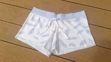 Short blanc motifs plumes bleues claires, taille M