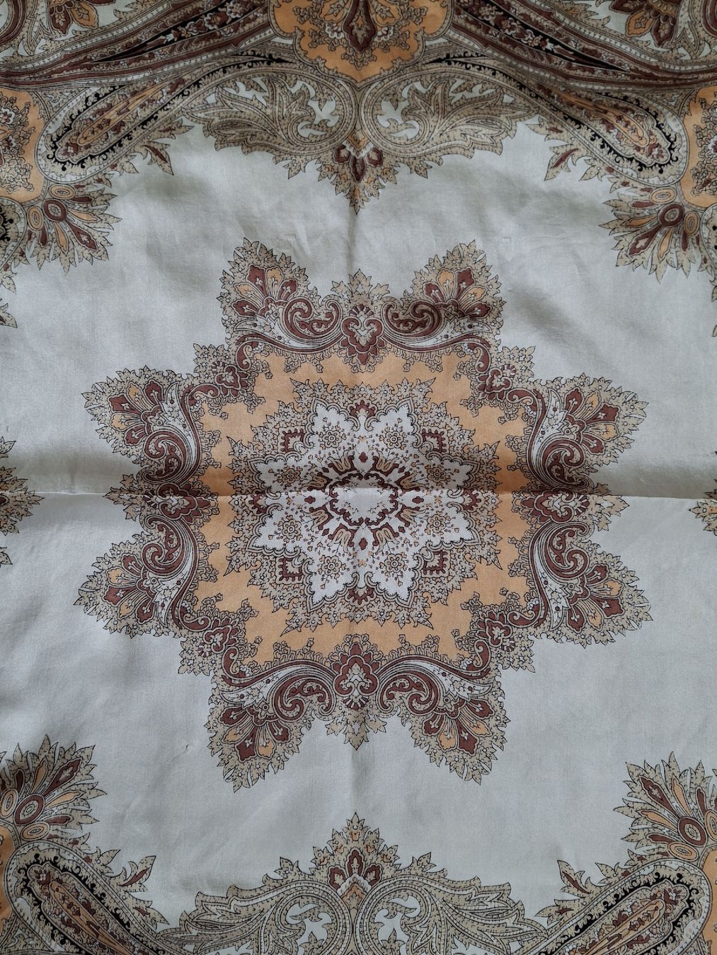 Foulard & Sciarpe: Carré blanc et brun – Usato da Lausanne venduto da Cognitia 1