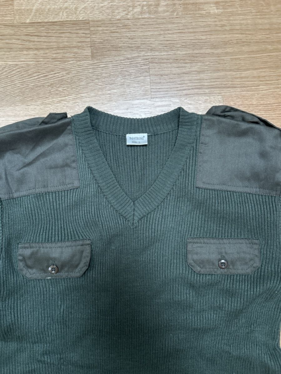 Pullover & Sweatshirts: Pullover Militär grün Grösse L mit Brusttaschen – Gebraucht aus Luzern von ThrowbackVintage 1