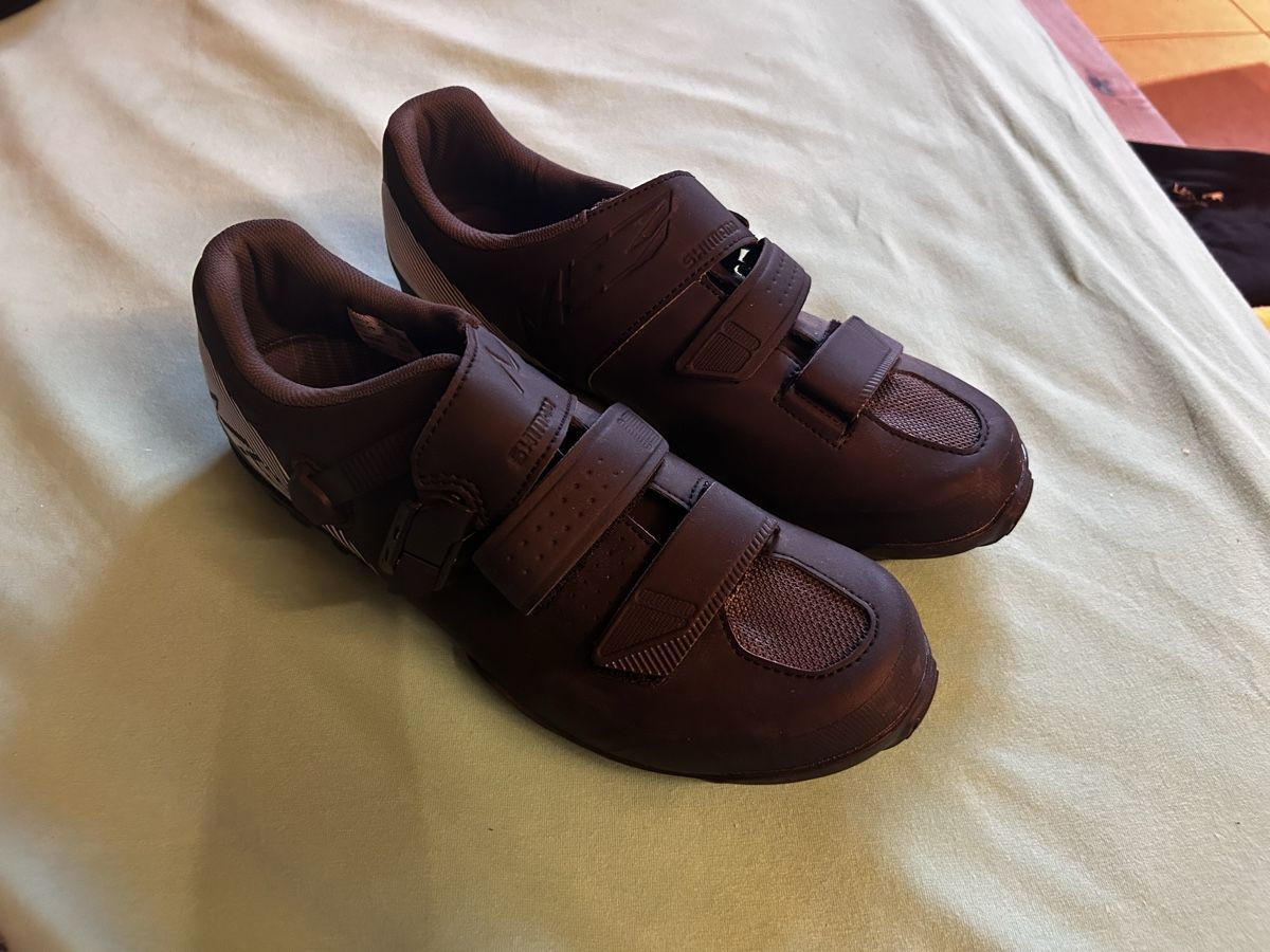 Scarpe da uomo: 2x gebrauchte Veloschuhe, Grösse 44 – Usato da Hasliberg Goldern venduto da aronneiger 1