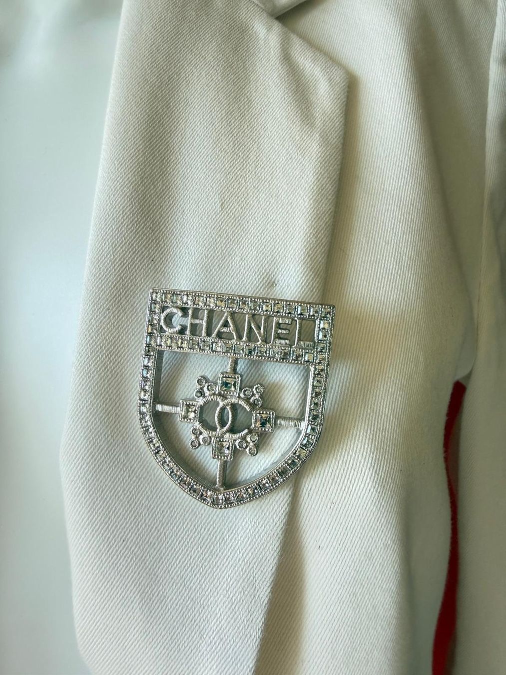 Chanel Spille & Fermagli: Chanel Brosche Wappen, Rarität – Nuovo (secondo la descrizione) da Oberarth venduto da SSS. 3