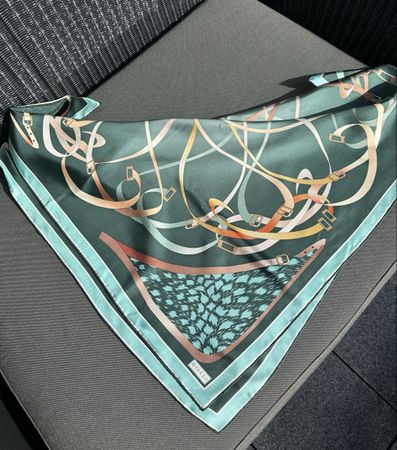 Elegantes Seidenfoulard von Vakko – Zeitloser Chic für Sie!