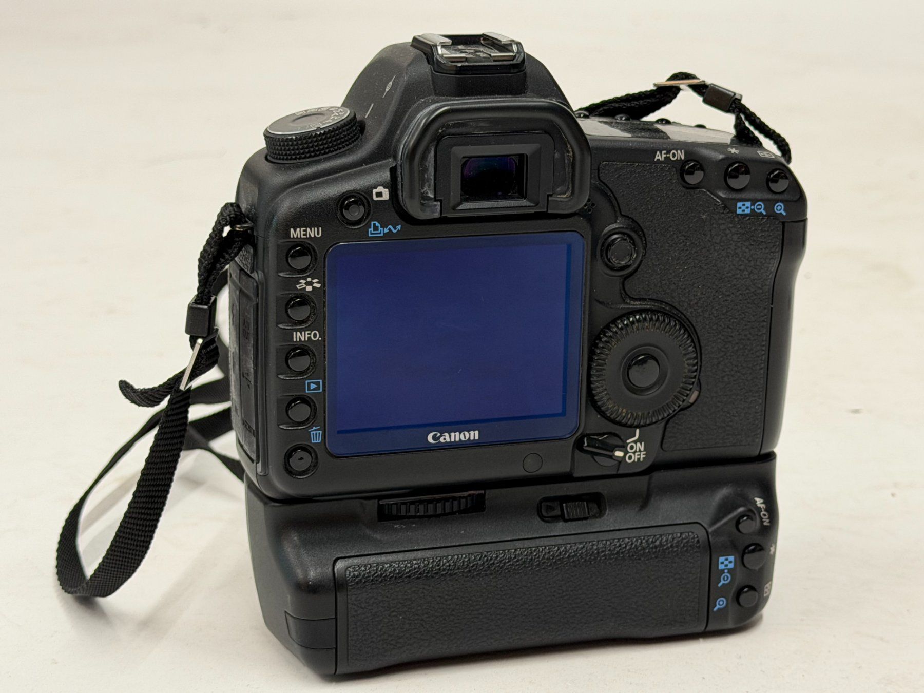 Canon Kamera: Canon EOS 5D Mark II + Original Canon BG-E6 Batteriegriff – Gebraucht aus Olten von antonio.troia 1