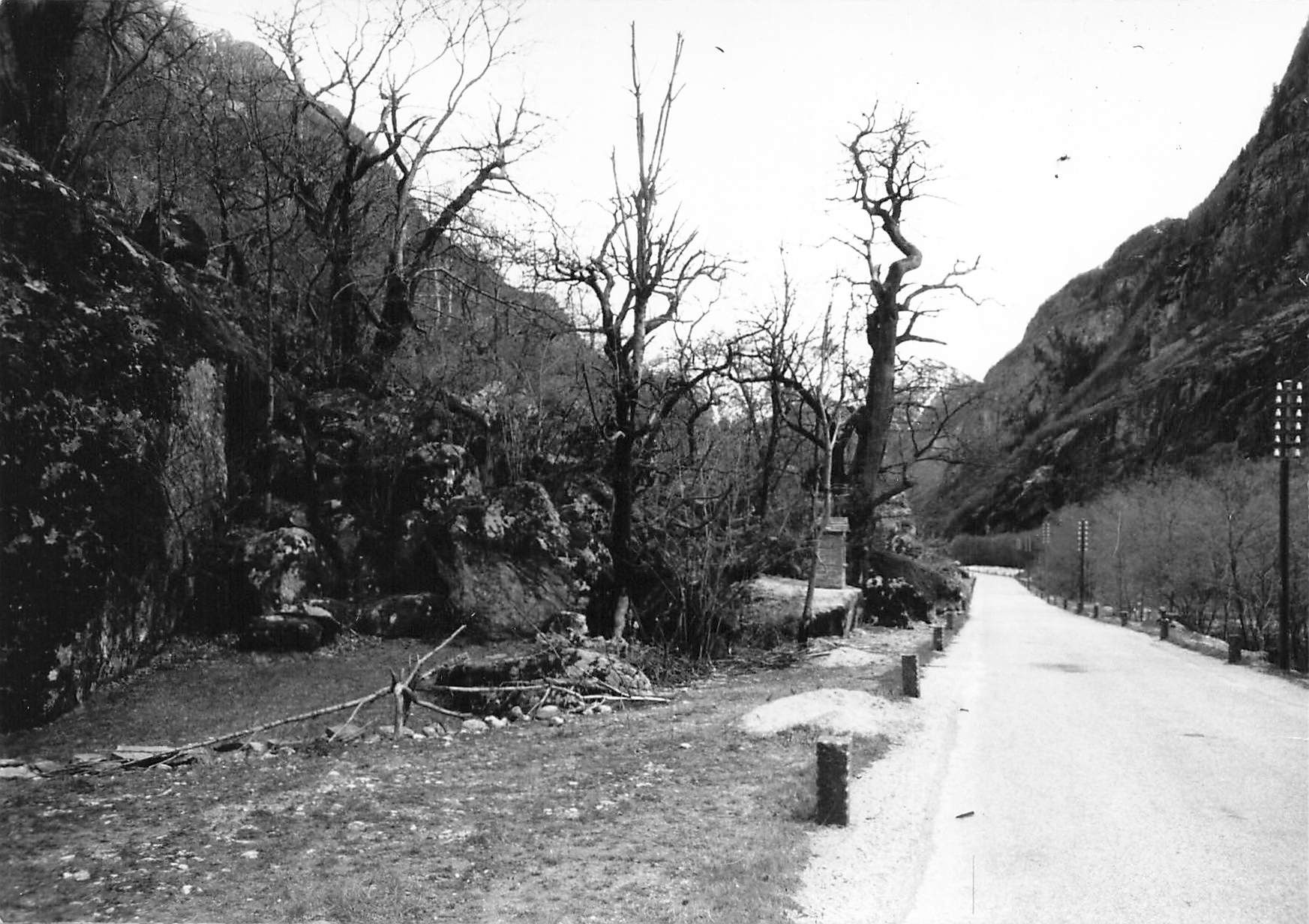 Cartoline postali: Valle Maggia TI strada tra Riveo e Sabbione G – Usato da Biasca venduto da Blenio71