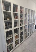 Libreria bianca con ante in vetro come nuova 