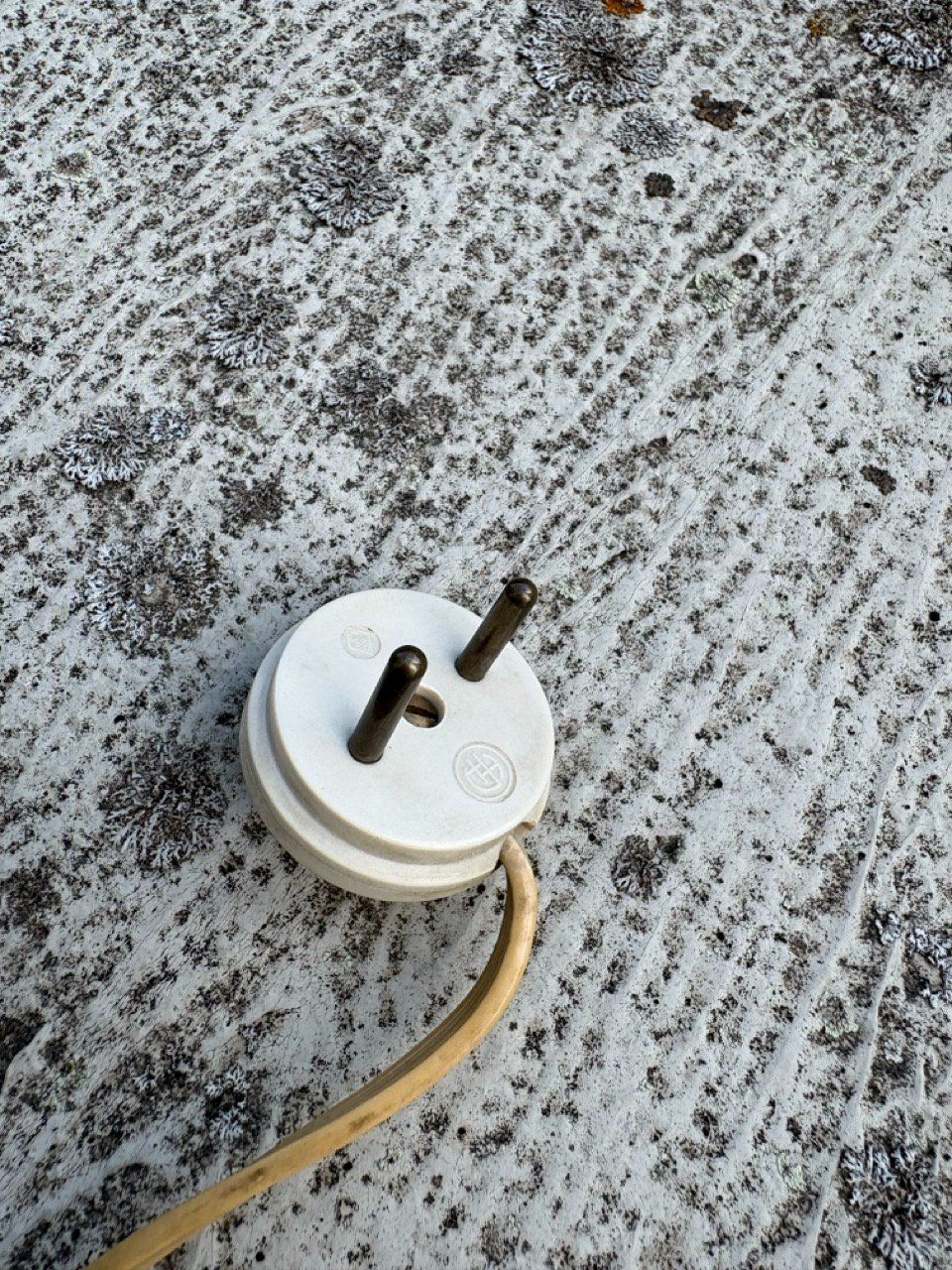 Lampes: Rustikale Vintage Tischlampe aus Wagenrad-Nabe – D'occasion à Ins par ab_80 3