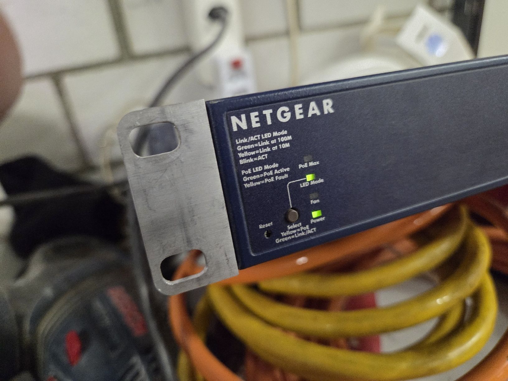 Netgear Hub & Switch: Netgear ProSafe FS728TP Smart Switch 24 Port PoE – Usato da Zürich venduto da eymen20 2