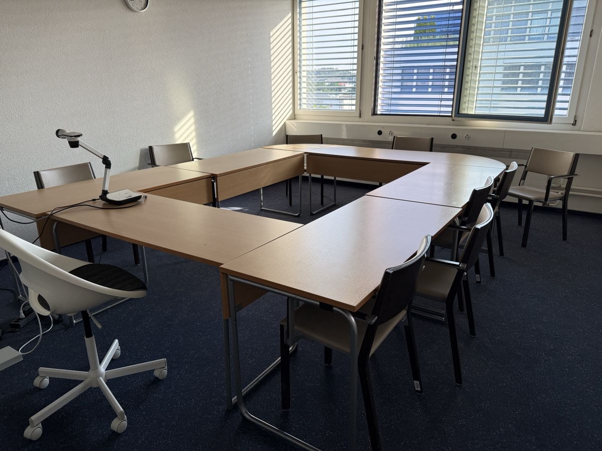 Schreibtische: Tisch / Pulte – Gebraucht aus Volketswil von Syellow
