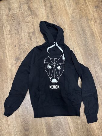 Schwarzer Kapuzenpullover Gr. S – Lang geschnitten mit Print