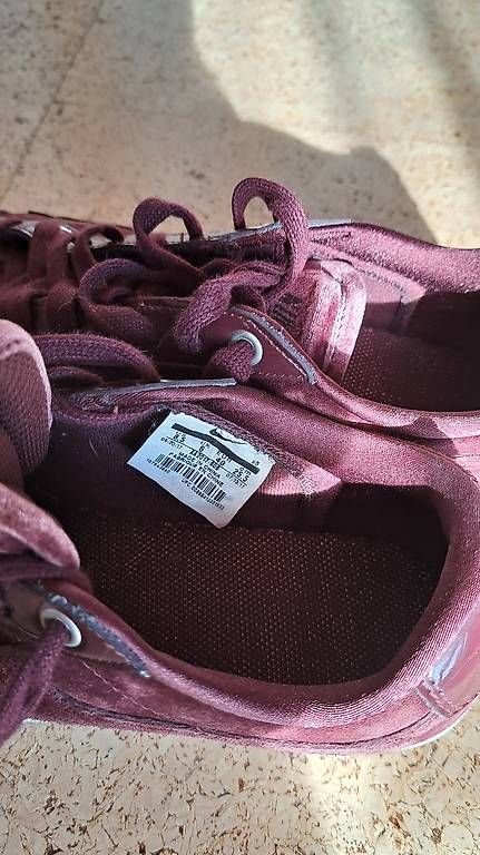 Damenschuhe: Nike Sneaker, Samt, Bordeaux, Gr. 40 – Gebraucht aus Wolfwil von Mim015