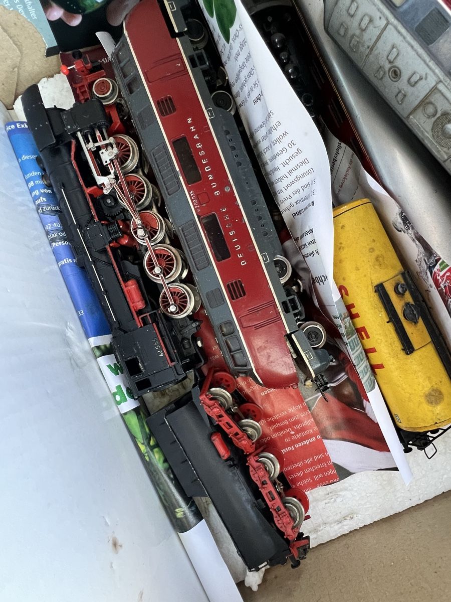 Modellini di ferrovie: Kiste voller Eisenbahnwagen  – Usato da Dittingen venduto da Bellevista 6