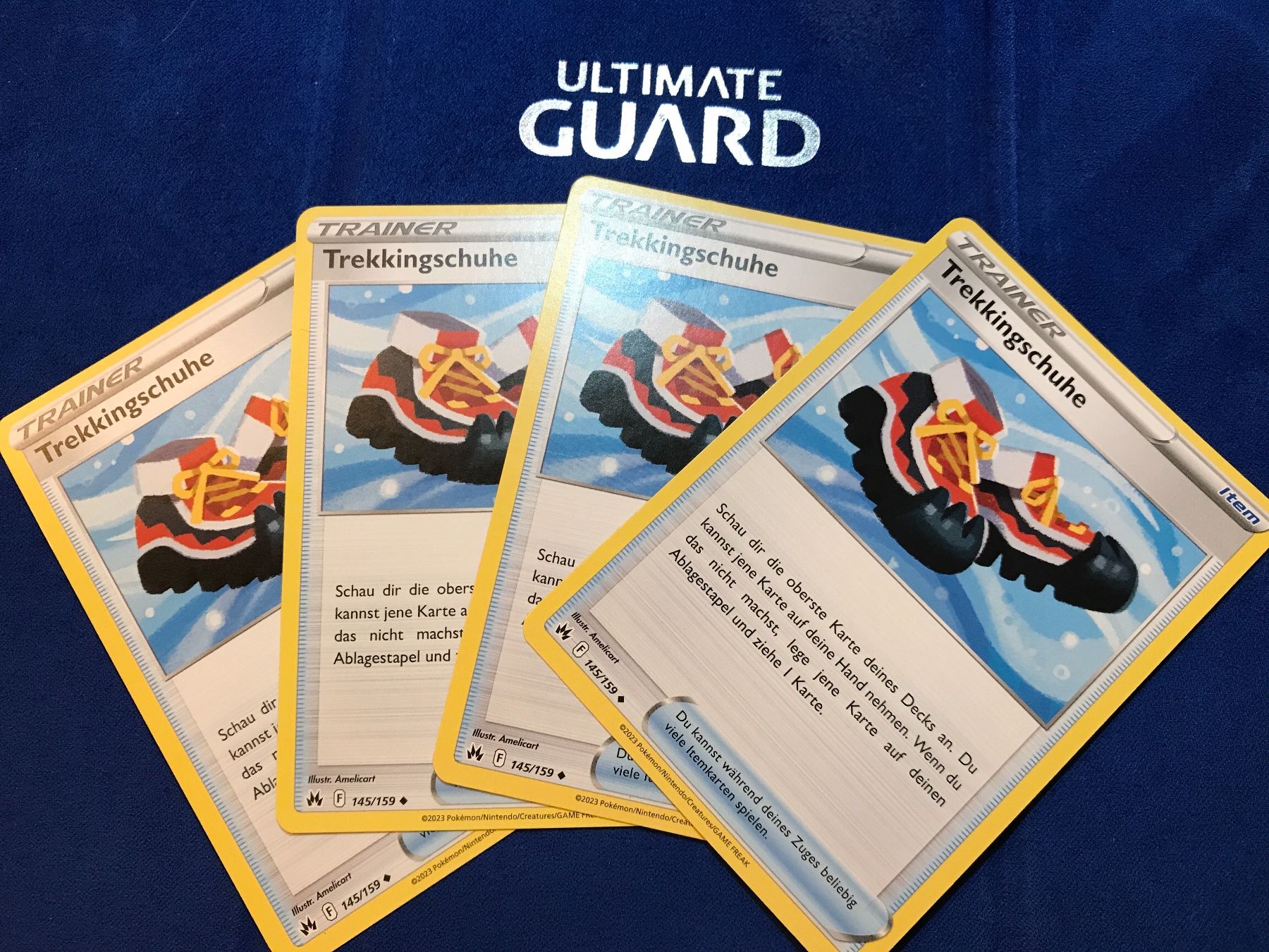 Pokémon Carte collezionabili: 4x Pokemon TCG - Trekkingschuhe DE Playset – Nuovo (secondo la descrizione) da Lyss venduto da DeaDiLuna