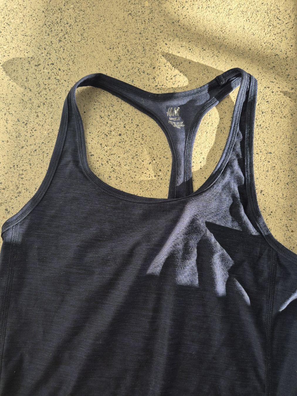 H&M Lotti di vestiti: Zwei Sportoberteile – Usato da Schlieren venduto da nat_76vd 1
