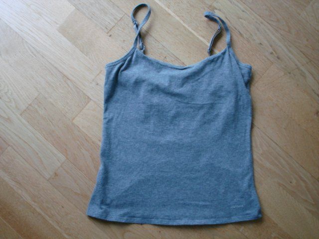 Tops: 2 graue tops gr. XS-S – Gebraucht aus Uetikon am See von Eijalina 1