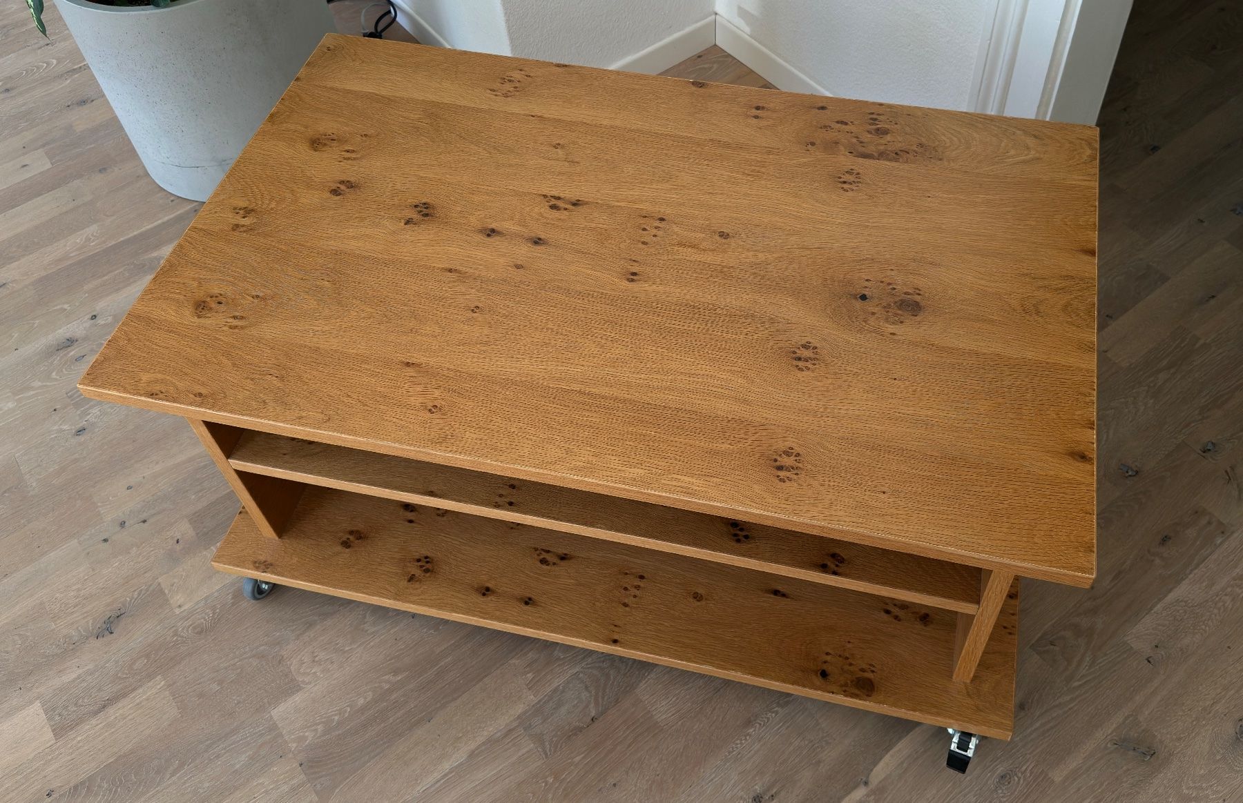 Tavoli: Couchtisch Eiche-Optik mit Rollen, modernes Design – Usato da Basel venduto da Nils1297 1