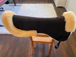 Neu - HoluHorse Lammfell Sattelkissen mit Rand – Warmblut