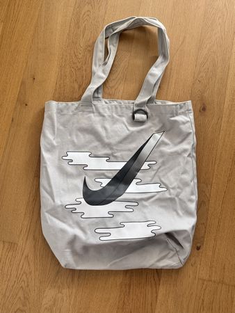 Nike Heritage Tote Bag in Grau / Stofftasche