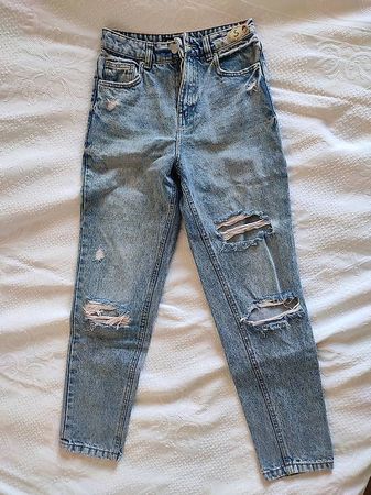 Jeans déchiré taille haute . Taille S. Comme neuf