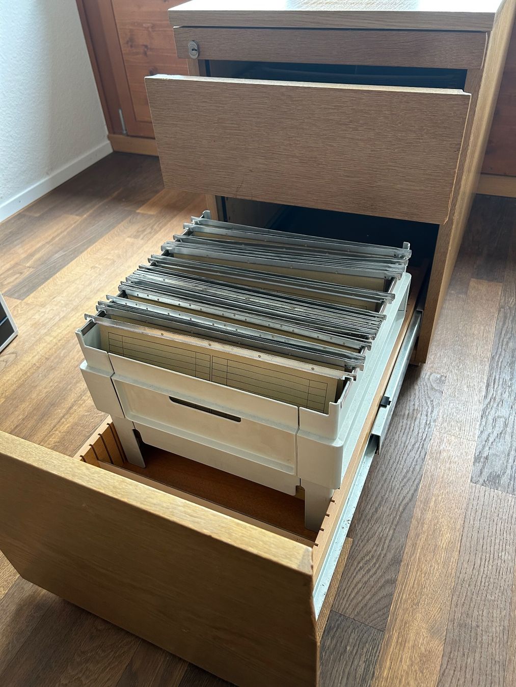 Commodes: Korpus aus Holz – D'occasion à Jona par kabo01 1