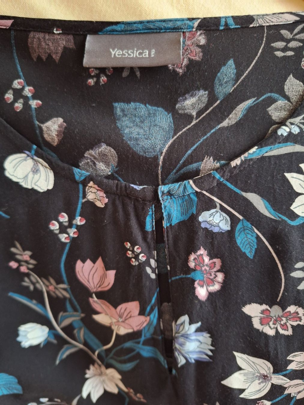 Blusen: Damen Bluse, Gr. S, schwarz mit Blumen – Gebraucht aus Starrkirch-Wil von LucyDog 1