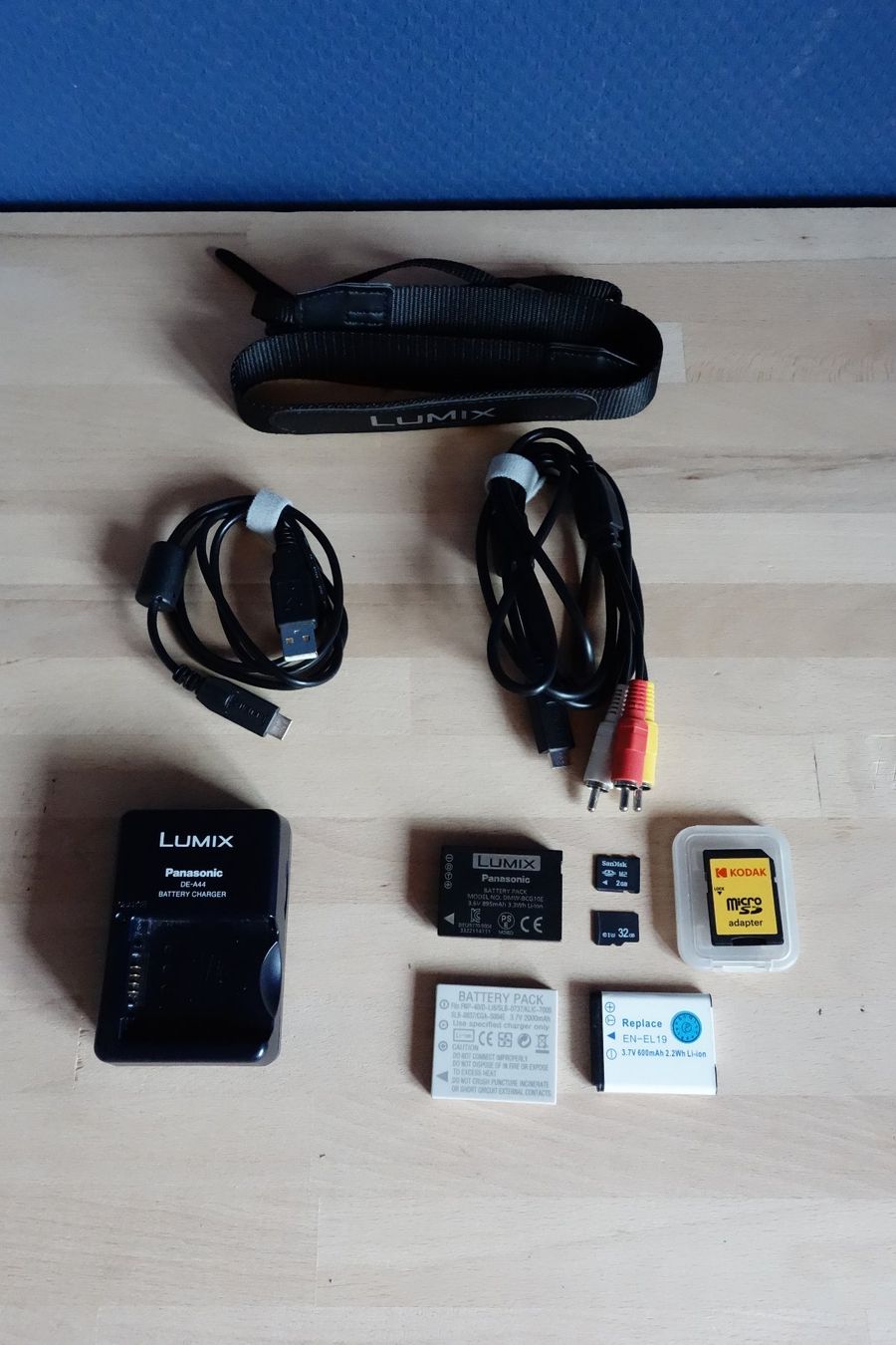 Sony Kamera: Lot de 8 appareils photo avec accessoires – Defekt aus La Rippe von Kopernic 9