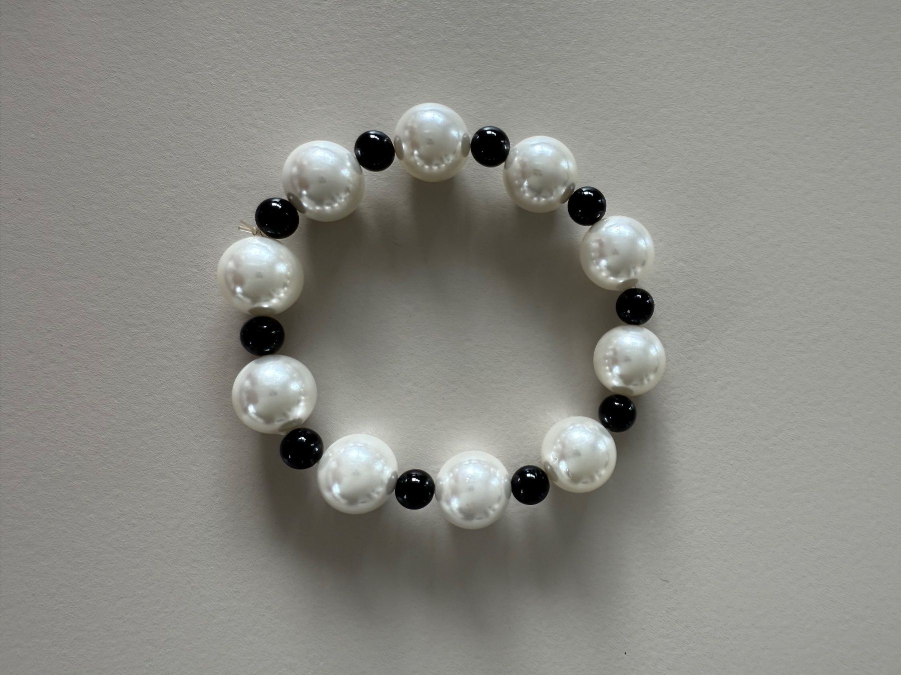 Bracciali & Braccialetti: Perlenarmband COCO-Style, Modeschmuck schwarz/weiss 10mm – Nuovo (secondo la descrizione) da Zollikon venduto da dorean