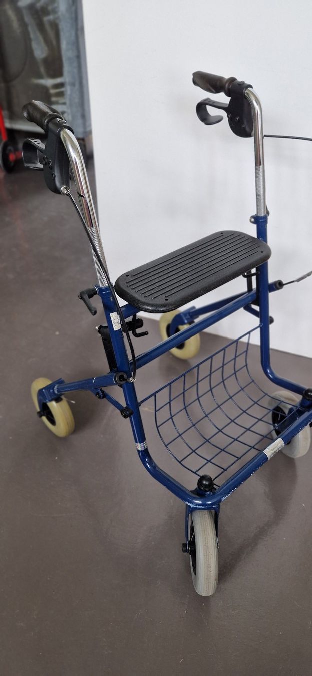 Ausili per la deambulazione: Rollator Farbe Blau Nr. 15 – Usato da Niederbipp venduto da Trude04