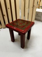 Rotes Vintage-Hockerli/Beistelltischli