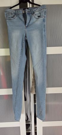 Jeans neu, mit Strassapplikation