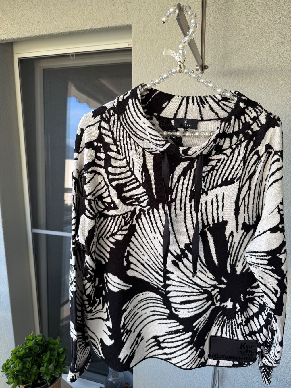 Monari Maglioni & Felpe: Monari Strickpullover Flower-Design schwarz-weiss/36 – Nuovo (secondo la descrizione) da Berneck venduto da Ordnung2021