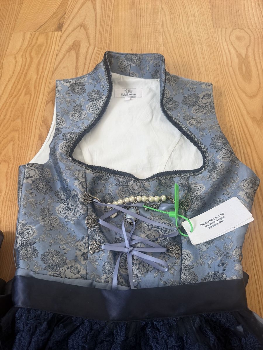 Vestiti: Dirndl Kleid hellblau mit Blumenmuster Grösse 36 neuwertig – Nuovo (secondo la descrizione) da Therwil venduto da massimo_gino 1