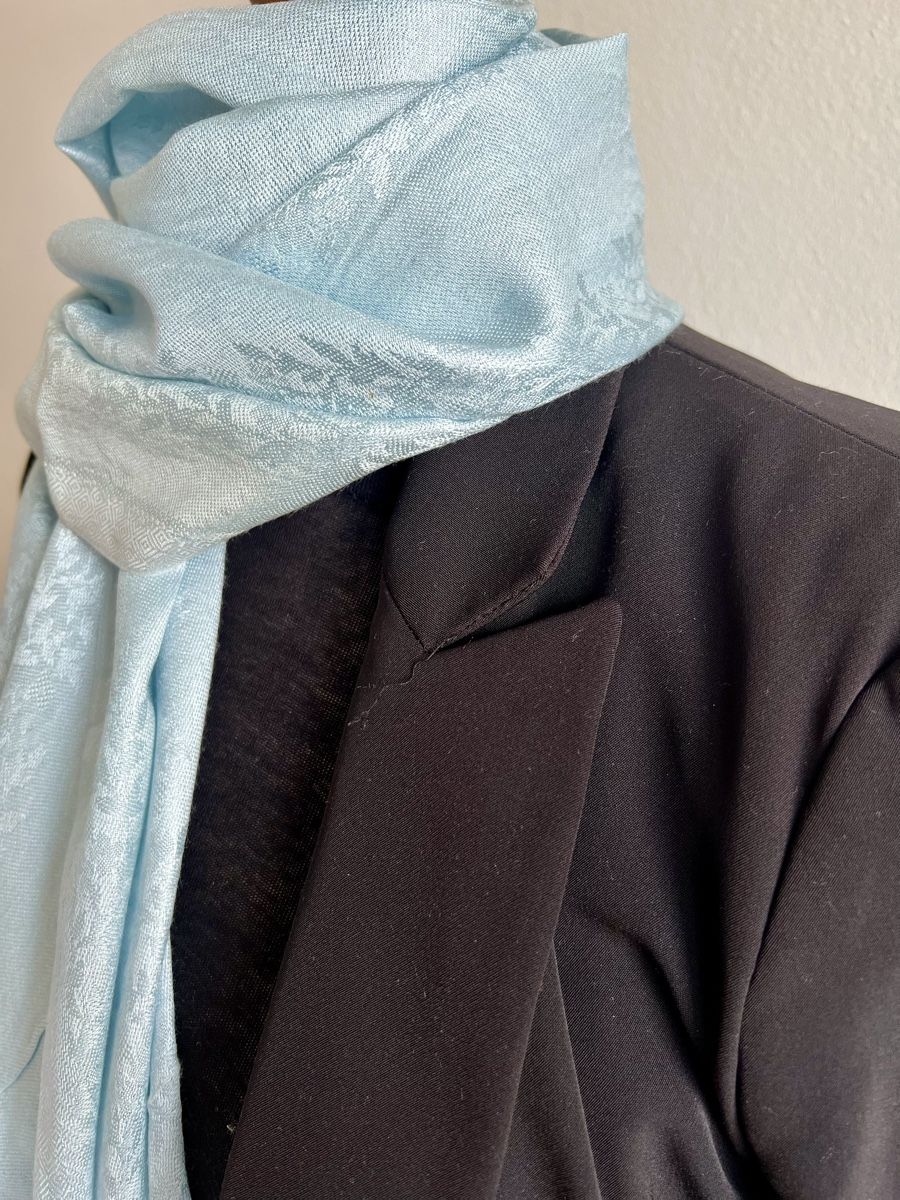 Foulards, Tücher & Schals: Echarpe 100% soie bleu clair, élégante et douce. – Neu und originalverpackt aus Coffrane von Luxary_16 5