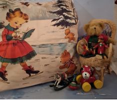 TEDDY BOYDS MIT HOLZSPIELZEUGE UND SAMTKISSEN