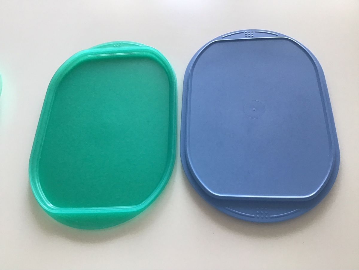 Tupperware Contenitori & Simili: 2er Set Tupperware Frischehauben mit Gitter  – Usato da Dietikon venduto da brombolom 2