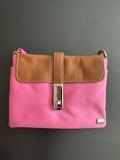 Sac à bandoulière rose et marron, parfait pour l'été! *