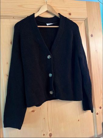 Warme Strickjacke schwarz von Edited Gr. 38 - 42582