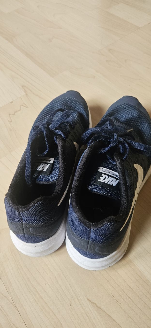 Nike Damenschuhe: Nike Gr.36.5 – Gebraucht aus Oberkulm von Preneur 2
