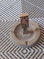 Antiker Aschenbecher aus Metall mit Streichholzschachtel