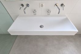 Waschbecken weiss mit zwei Armaturen