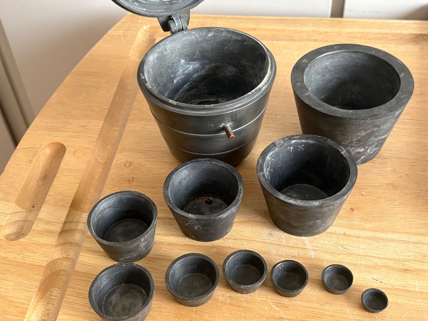 Tassen: Zinnbecher mit Deckel und Gewichten antik – Gebraucht aus Frick von Rukki 3