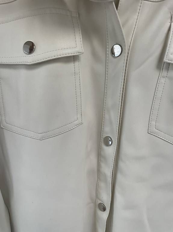 Giacche: Cremeweiße Kunstlederjacke / Shacket mit Gürtel – Usato da Glis venduto da SabrinaXA 1