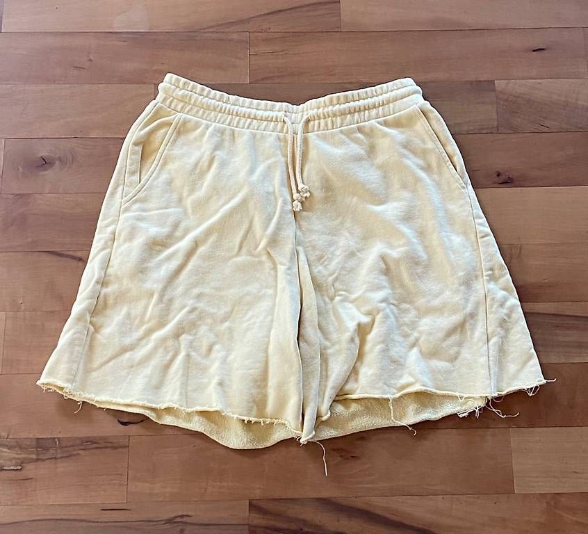 Pantaloni: Kurze, hellgelbe Hosen – Usato da Ellikon a d Thur venduto da sar_l8sf