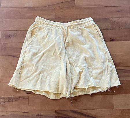 Kurze, hellgelbe Hosen