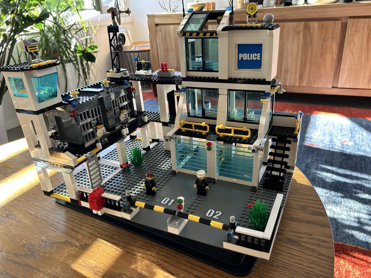 Lego Kit di costruzioni: Lego Station Police 7744 – Usato da Lausanne venduto da naranjo