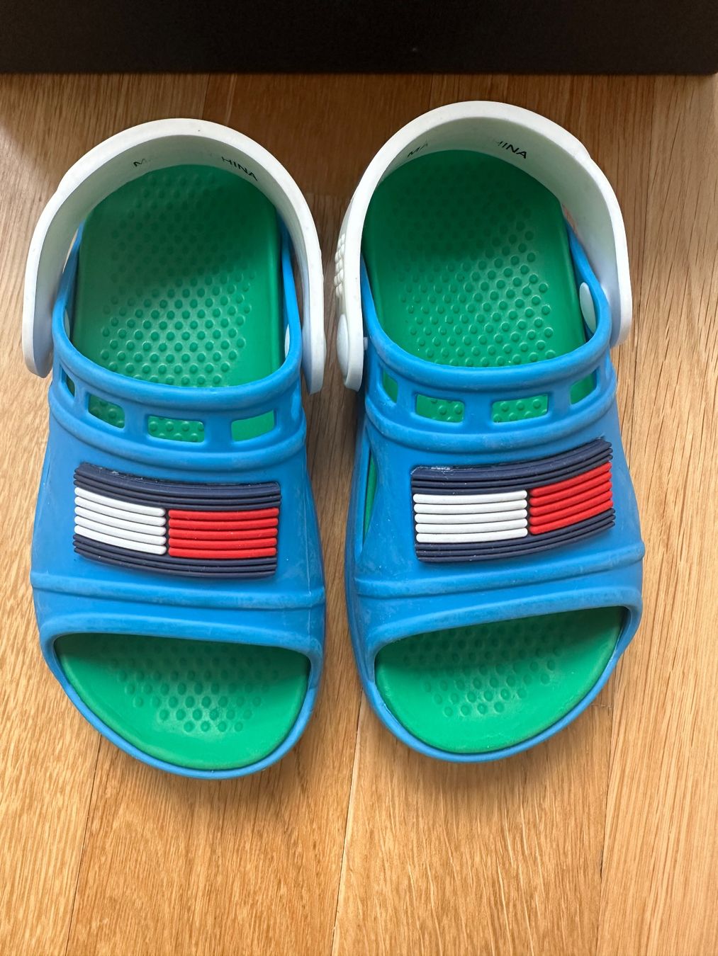 Tommy Hilfiger Scarpe per ragazzi: Tommy Hilfiger Badeschuhe Kinder Gr. 24 – Usato da Unterägeri venduto da StefanGekko 2