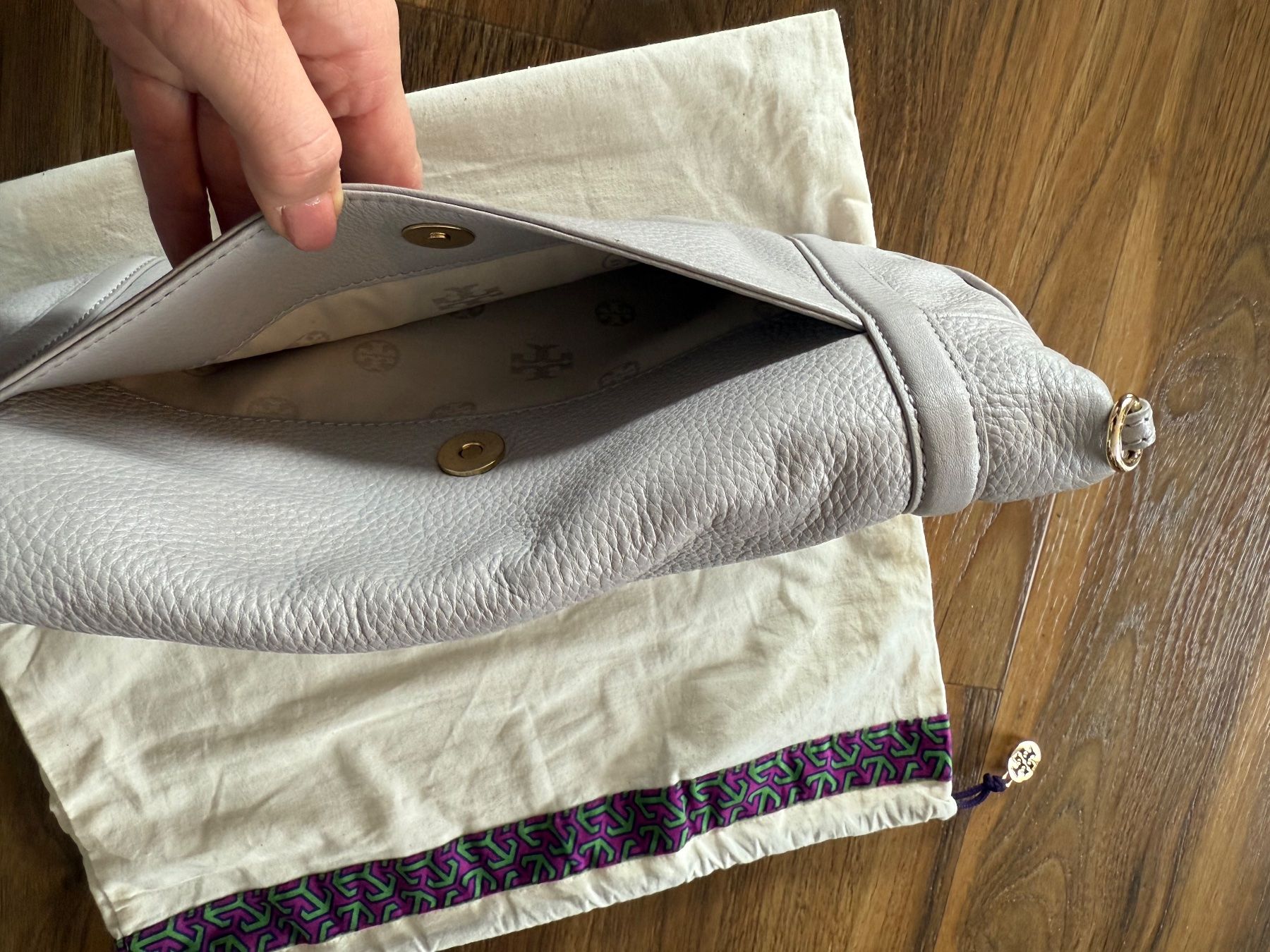 Tory Burch Borse da donna: Tory Burch Clutch, hellgrau, neuwertig, mit Staubbeutel – Nuovo (secondo la descrizione) da Lachen SZ venduto da schoenundgut 1