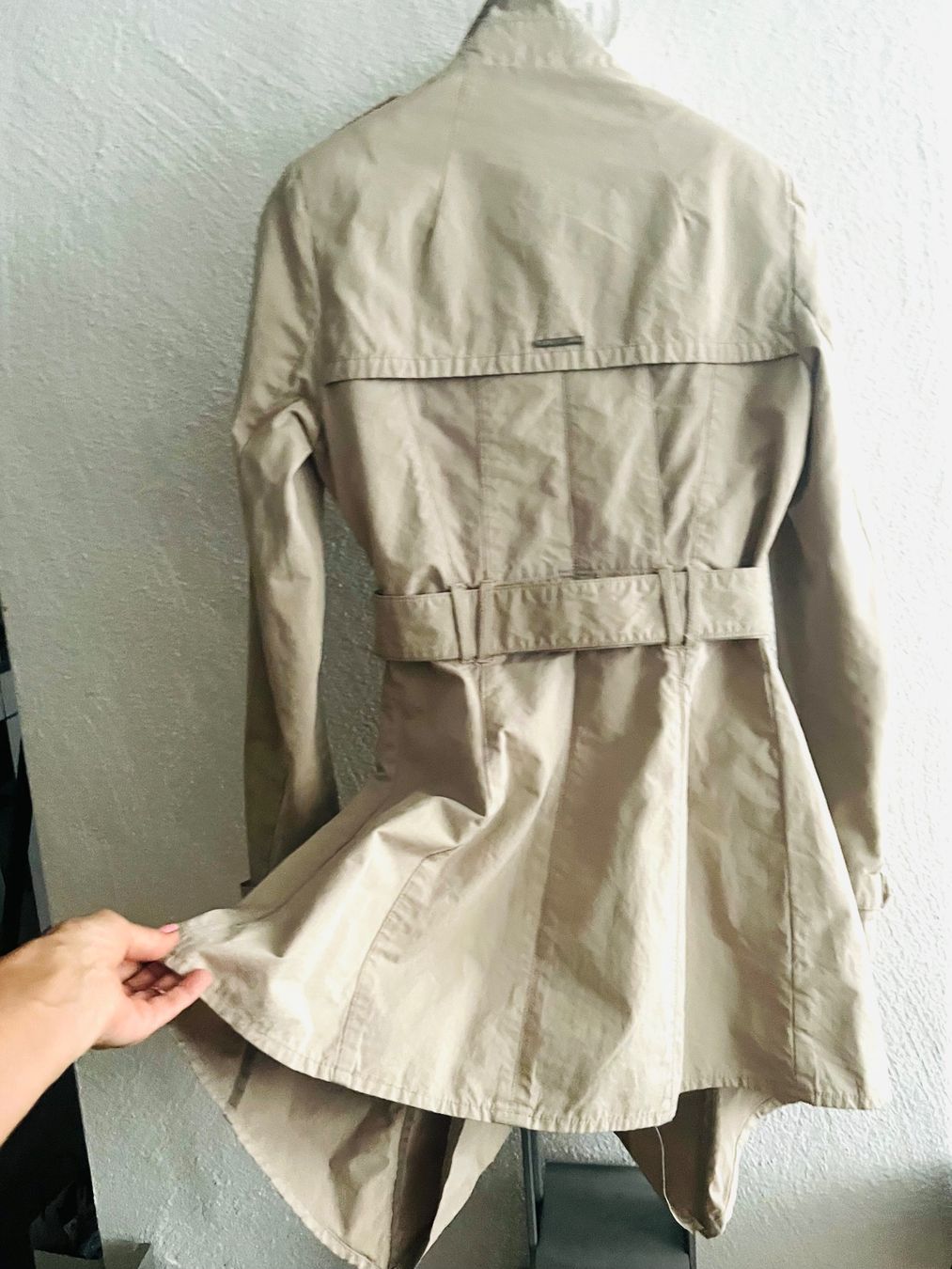 Guess Cappotti: Damen Trenchcoat Guess beige Grösse S – Usato da Bern venduto da kaeffy 4